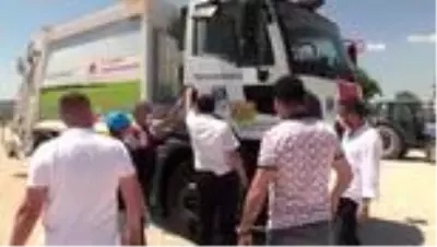 Son dakika haberleri | Zihinsel engelli çocuğun çöp kamyonuna binme isteği yerine getirildi Son dakika haberleri | Zihinsel engelli çocuğun çöp kamyonuna binme isteği yerine getirildi