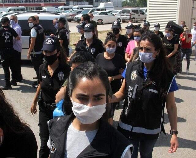 450 bin liralık borç kağıdını yutmaya çalışıp kadın polisin parmağını ısırdı