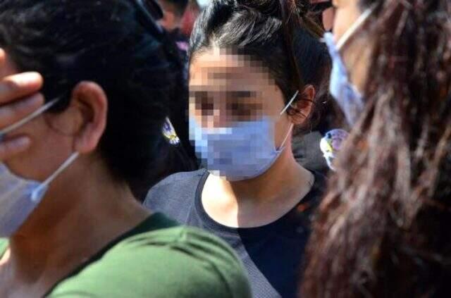 450 bin liralık borç kağıdını yutmaya çalışıp kadın polisin parmağını ısırdı