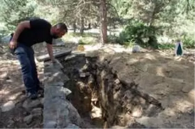 Son dakika haberleri! 72 yıllık mezarda define aradılar Son dakika haberleri! 72 yıllık mezarda define aradılar