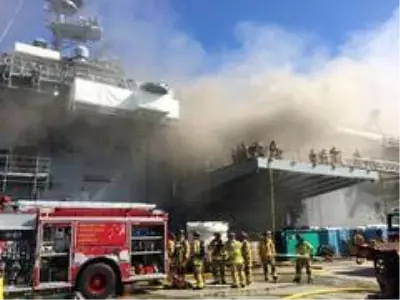 ABD'de yanan savaş gemisinde 21 kişinin yaralandığı açıklandı ABD'de yanan savaş gemisinde 21 kişinin yaralandığı açıklandı