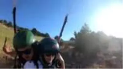 Afrin'de görevli babasının doğum gününü yamaç paraşütünde kutladı Afrin'de görevli babasının doğum gününü yamaç paraşütünde kutladı