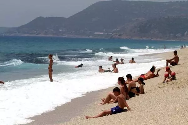 Alanya'yı ülkesinden daha güvenli gören Danimarkalı turist, denizin ve güneşin tadını çıkardı