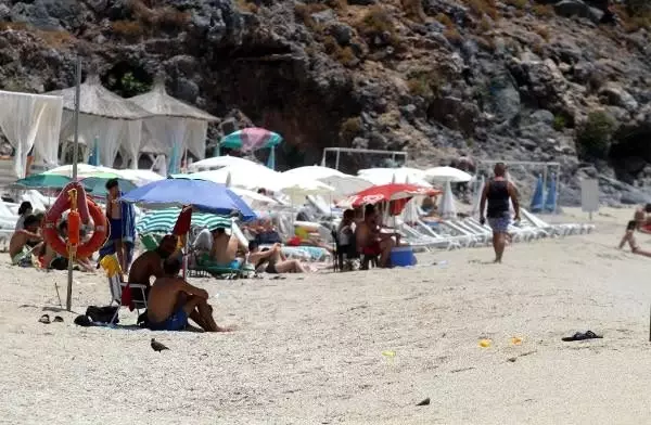 Alanya'yı ülkesinden daha güvenli gören Danimarkalı turist, denizin ve güneşin tadını çıkardı