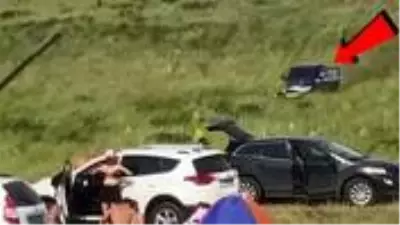 Aracından düşen sürücü, piknik yapanların arasına böyle girdi Aracından düşen sürücü, piknik yapanların arasına böyle girdi