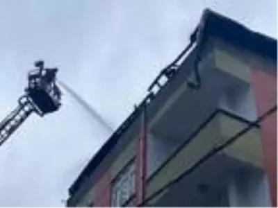 Ateşehir'de alev alev yanan çatıyı itfaiye ekipleri söndürdü