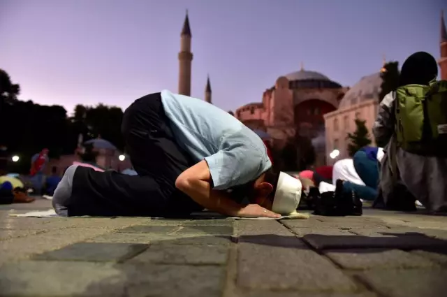 Ayasofya’nın ibadete açılması vatandaşa soruldu! İşte kritik anketin sonuçları