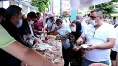 Ayasofya'nın cami olması dolayısıyla vatandaşlara lokma dağıtıldı
