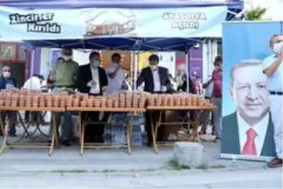 Ayasofya'nın cami olması dolayısıyla vatandaşlara lokma dağıtıldı Ayasofya'nın cami olması dolayısıyla vatandaşlara lokma dağıtıldı