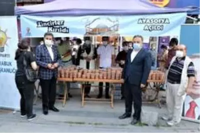 Ayasofya'nın cami olması dolayısıyla vatandaşlara lokma dağıtıldı Ayasofya'nın cami olması dolayısıyla vatandaşlara lokma dağıtıldı