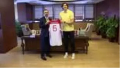 Bakan Kasapoğlu, milli basketbolcu Cedi Osman'ı ağırladı Bakan Kasapoğlu, milli basketbolcu Cedi Osman'ı ağırladı