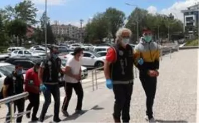 Bolu'da 520 gram esrarla yakalanan 3 kişi adliyeye sevk edildi Bolu'da 520 gram esrarla yakalanan 3 kişi adliyeye sevk edildi