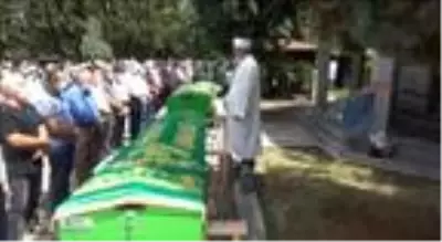Denizde boğulan baba ve iki oğlu son yolculuklarına uğurlandı Denizde boğulan baba ve iki oğlu son yolculuklarına uğurlandı