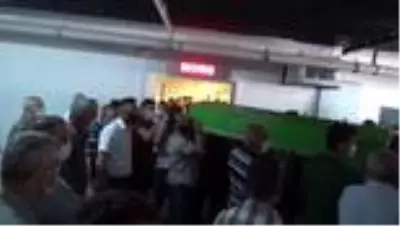 Denizde boğulan baba ve iki oğlunun cenazeleri toprağa verildi Denizde boğulan baba ve iki oğlunun cenazeleri toprağa verildi