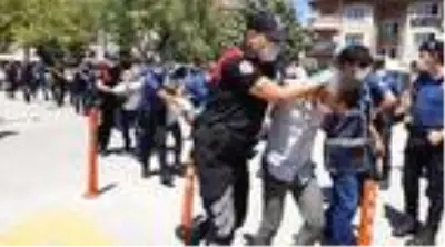 Düğün yapılan sokağa uyarıya giden ekibe saldırı: 4 polis yaralı (2)