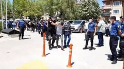 Düğünde polisleri yaralayan 6 kişi adliyeye sevk edildi Düğünde polisleri yaralayan 6 kişi adliyeye sevk edildi