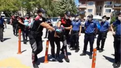 Düğünde polisleri yaralayan 6 kişi adliyeye sevk edildi Düğünde polisleri yaralayan 6 kişi adliyeye sevk edildi