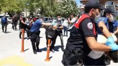 Düğünde polisleri yaralayan 6 kişi adliyeye sevk edildi Düğünde polisleri yaralayan 6 kişi adliyeye sevk edildi