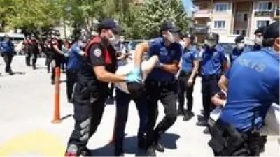 Düğünde polisleri yaralayan 6 kişi adliyeye sevk edildi Düğünde polisleri yaralayan 6 kişi adliyeye sevk edildi