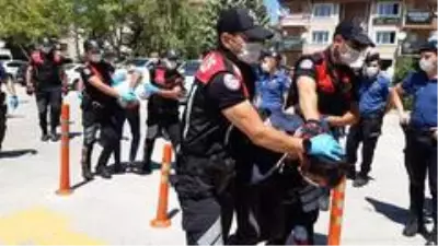 Düğünde polisleri yaralayan 6 kişi adliyeye sevk edildi Düğünde polisleri yaralayan 6 kişi adliyeye sevk edildi