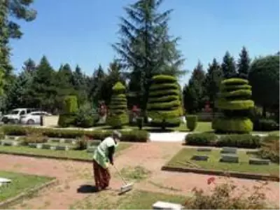 Düzce'de şehitlik ve mezarlıklar bayrama hazırlanıyor