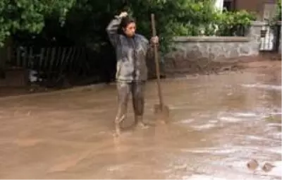 Erzincan'da sağanak sonrası derelerden sel geldi Erzincan'da sağanak sonrası derelerden sel geldi