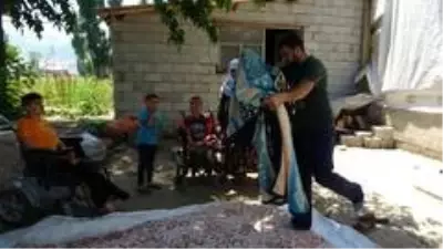 Fedakar ağabeyler hayatlarını 5 engelli kardeşine adadı