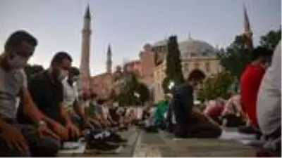 İBB Meclisi Ayasofya'nın adını, 'Ayasofya Camii ve Külliyesi' olarak değiştirdi İBB Meclisi Ayasofya'nın adını, 'Ayasofya Camii ve Külliyesi' olarak değiştirdi