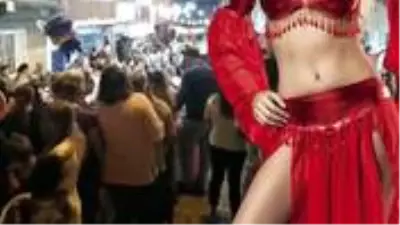 Düğün eğlencesinde dansözü gören maskesini fırlatıp göbek atmaya koştu Düğün eğlencesinde dansözü gören maskesini fırlatıp göbek atmaya koştu