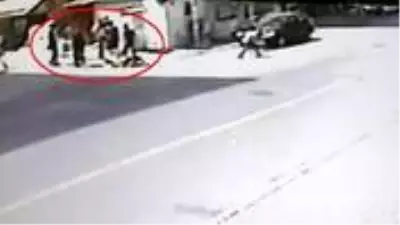 İstanbul Esenyurt'ta 19 yaşındaki genç, kardeşini darp eden çocuğu tek yumrukla bayılttı İstanbul Esenyurt'ta 19 yaşındaki genç, kardeşini darp eden çocuğu tek yumrukla bayılttı