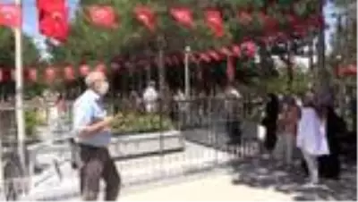 Kahraman şehit Halisdemir'in kabrine ziyaretçi akını Kahraman şehit Halisdemir'in kabrine ziyaretçi akını