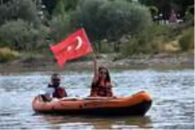 Kano sporcularından Murat Nehri'nde 15 Temmuz etkinliği