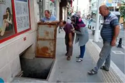 Kapağı açtığında şoke oldu: Su patlağı sonrası tuhafiye malzemeleri suya gömüldü Kapağı açtığında şoke oldu: Su patlağı sonrası tuhafiye malzemeleri suya gömüldü