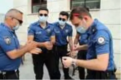 Karakol bahçesine düşen yavru güvercini, ağzıyla besledi Karakol bahçesine düşen yavru güvercini, ağzıyla besledi