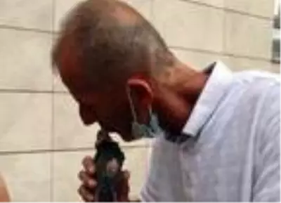 Karakol bahçesine düşen yavru güvercini, ağzıyla besledi Karakol bahçesine düşen yavru güvercini, ağzıyla besledi