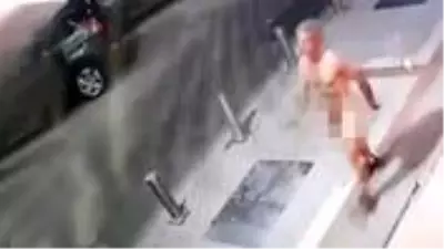 Kocaeli'de akli dengesi yerinde olmayan bir vatandaş, cadde üzerinde çırılçıplak yürüdü Kocaeli'de akli dengesi yerinde olmayan bir vatandaş, cadde üzerinde çırılçıplak yürüdü