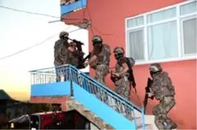 Kocaeli'de kaçırdıkları şahısları darp eden çek-senet çetesi çökertildi: 10 gözaltı