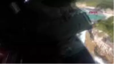 KOCAELİ Kayalıklarda mahsur kalan kişi Sahil Güvenlik helikopteri ile kurtarıldı KOCAELİ Kayalıklarda mahsur kalan kişi Sahil Güvenlik helikopteri ile kurtarıldı