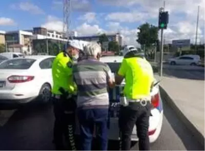 Küçükçekmece'deki denetimlerde 2 minibüsten 36 yolcu fazla çıktı Küçükçekmece'deki denetimlerde 2 minibüsten 36 yolcu fazla çıktı