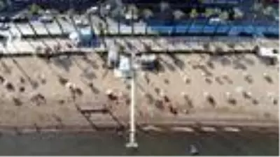 Marmaris'te halk plajında sosyal mesafeli deniz keyfi drone ile görüntülendi