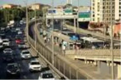 Metrobüslerde tıka basa yolculuk; seferlerin artırılmasını istediler