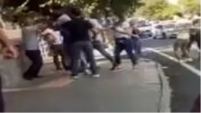 Minibüste başlayan 'öksürük' kavgası dışarıda da devam etti, ortalık savaş alanına döndü Minibüste başlayan 'öksürük' kavgası dışarıda da devam etti, ortalık savaş alanına döndü