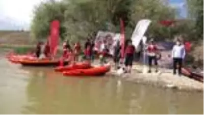 Son dakika haberi... Muş’ta kano sporcularından 15 Temmuz gösterisi