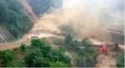 Rize'de Ağaran Şelalesi, aşırı yağışla taştı Rize'de Ağaran Şelalesi, aşırı yağışla taştı