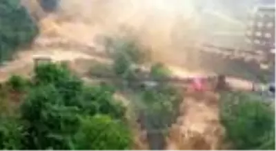 Rize'de Ağaran Şelalesi, aşırı yağışla taştı Rize'de Ağaran Şelalesi, aşırı yağışla taştı