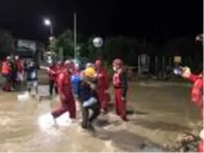 Rize'de Ağaran Şelalesi aşırı yağışla taştı, 36 kişi tahliye edildi (3) Rize'de Ağaran Şelalesi aşırı yağışla taştı, 36 kişi tahliye edildi (3)