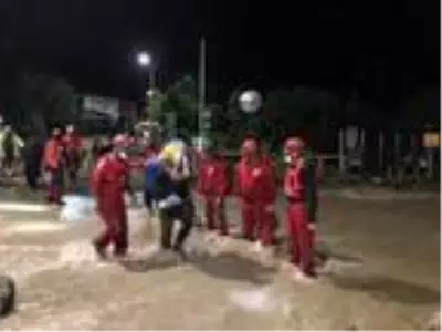 Rize'de Ağaran Şelalesi aşırı yağışla taştı, 36 kişi tahliye edildi (3) Rize'de Ağaran Şelalesi aşırı yağışla taştı, 36 kişi tahliye edildi (3)