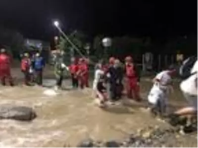 Rize'de Ağaran Şelalesi aşırı yağışla taştı, 36 kişi tahliye edildi (3) Rize'de Ağaran Şelalesi aşırı yağışla taştı, 36 kişi tahliye edildi (3)