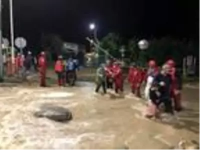 Rize'de Ağaran Şelalesi aşırı yağışla taştı, 36 kişi tahliye edildi (3) Rize'de Ağaran Şelalesi aşırı yağışla taştı, 36 kişi tahliye edildi (3)