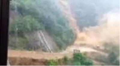Rize'de Ağaran Şelalesi, aşırı yağışla taştı Rize'de Ağaran Şelalesi, aşırı yağışla taştı